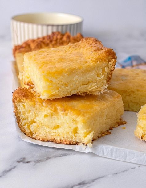 Gooey Butter Cake Rich Butter Cake Recipe, Tasty Deserts, Cake Mix Hacks, Cupcakes Icing, Cheesecake Frosting, Gooey Butter, Strawberry Bread, Gooey Butter Cake, Delish Desserts