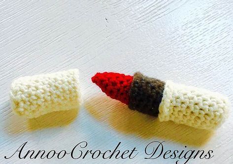 Lipstick - use as keychain - Free crochet pattern and phototutorial Crochet Lipstick, Diy Crochet Amigurumi, Crochet Free Patterns, Homemade Toys, Crochet Amigurumi Free Patterns, Crochet Girls, Crochet World, Crochet Free, Crochet Stitches Patterns