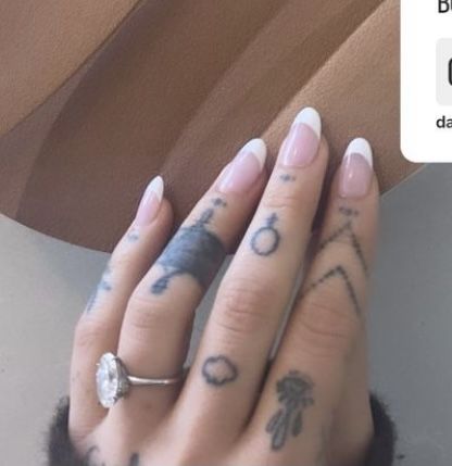 Ariana Grande Nails, Ariana Icons, Ariana Grande Tattoo, Looks Kylie Jenner, Finger Tats, Hand And Finger Tattoos, Classy Tattoos, Minimalist Nails, Funky Nails