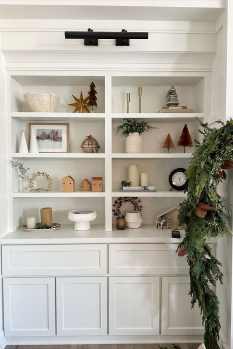 Kayla Haven is here to inspire you with lots of christmas decor ideas this year. Click here to shop her living room shelf decor style for Christmas this year! Small Kids Playroom Ideas, Winter Shelf Decor, Winter Home Exterior, Holiday Shelf Decor, Small Kids Playroom, Home Alone House, Styling Shelf, Christmas Shelf Decor, Christmas Bookshelf