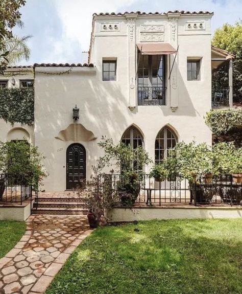 Spanish Revival Exterior, Spanish House Exterior, Backyard Zen, Spanish Revival Home, White Exterior Houses, Spanish Architecture, Spanish Style Home, Spanish Revival, Spanish House