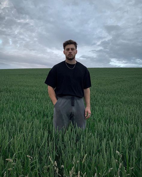 Menswear on Instagram: “Corn field hype @jackkthelad #nclgallery” Men Poses, Men's Portrait Photography, Male Portrait Poses, Men Fashion Photoshoot, Outdoor Portrait Photography, Dj Photos, Corn Field, Free Lightroom Presets Portraits, Mens Photoshoot Poses