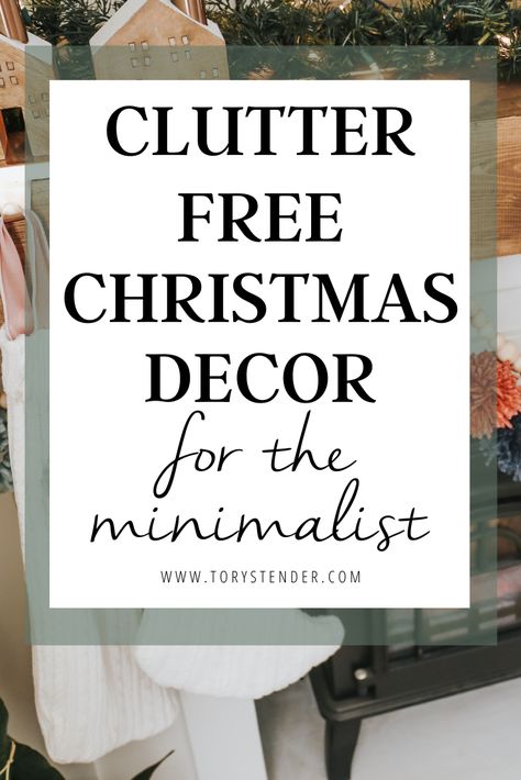 Uncluttered Christmas Decor, Wall Niche Christmas Decor, Christmas Decor Simple Minimalist, Simply Christmas Decor, Christmas Decor Minimalist, How To Decorate For Christmas, Minimalistic Christmas, Minimalist Holiday Decor, Natural Holiday Decor