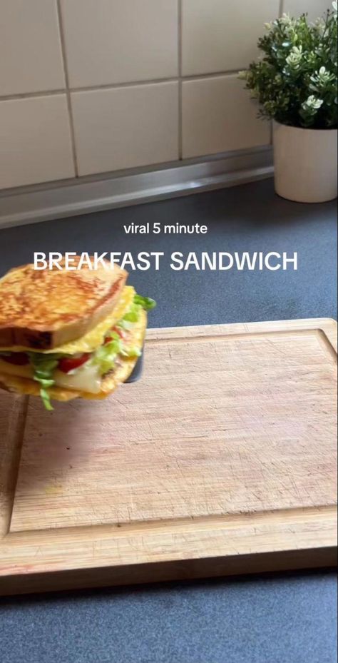 A breakfast sandwich is a great way to start your day, and with this recipe, you can make a delicious one in no time! #PaniniPressPerfection Makanan Rendah Kalori, Berbuka Puasa, Healthy Food Menu, Resep Diet, Healthy Breakfast Recipes Easy, Tasty Recipes Videos, Quick Recipes Snacks, Makanan Diet, Healthy Food Dishes