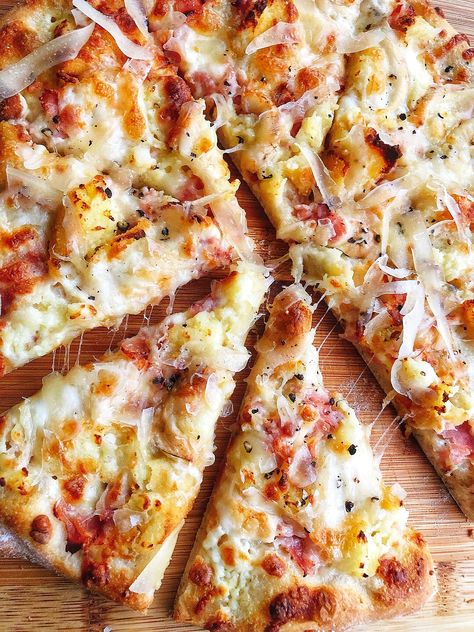 Ham and croquette pizza 6 Ham Pizza Ideas, Disney Pizza, Black Pepper Bread, Ham Pizza, How To Cook Ham, Pizza Pizza, Pizza Recipes Dough, Stove Oven, Pizza Night