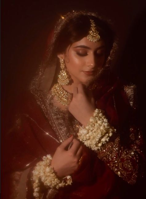 Desi Vintage Photography, Bridal Photoshoot Indian, Desi Wedding Shoot, Desi Bridal Photoshoot, Mughal Bridal Look, Bride Beauty Shots, Pakistani Baraat Dresses, Mughal Photoshoot, Desi Wedding Poses