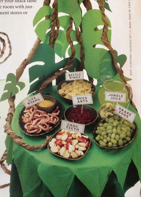 Jungle theme Dad's Night cute food ideas. (Shown: Hot dogs, apples, grapes, raisins, chips, sports drink) Tropisk Fest, Jungle Book Party, Jungle Theme Birthday Party, Wild Birthday Party, Lion King Baby Shower, Jungle Theme Parties, Lion King Birthday, Jungle Theme Birthday, Jungle Birthday Party