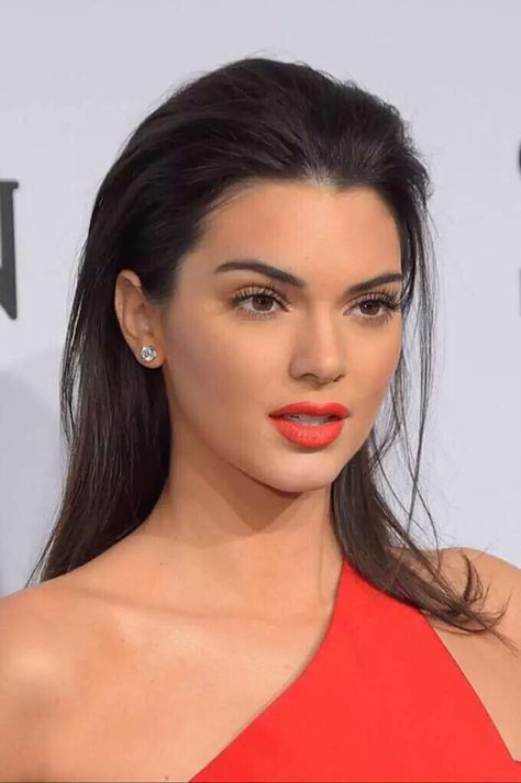 Kendall Jenner Sleek Back Hair, Wet Look Hair, Natural Glam Makeup, Slick Hairstyles, Sleek Hairstyles, Wet Look, Loose Hairstyles, Wet Hair, Hair Dos