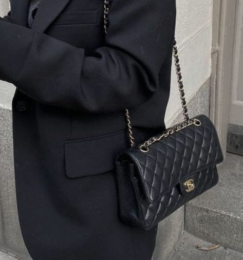 Black Chanel Purse, Chanel Bag Classic, Chanel Aesthetic, Chanel Classic Flap Bag, Vintage Designer Bags, Chanel Collection, Chanel Flap Bag, Classic Flap Bag, Luxury Purses