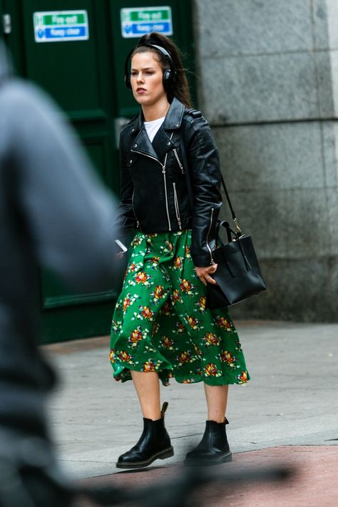 Street style in Dublin. Dublin Street Style, Dublin Fashion, Dublin Street, Style Rock, Street Style Summer, Street Style Women, Afternoon Tea, Dublin, Fashion News