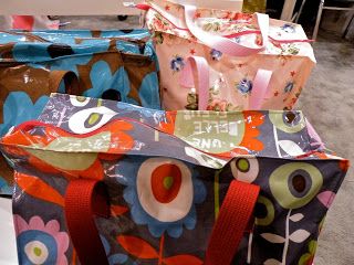 must make someday: a huge oilcloth bag. theres no tutorial behind this link, just this image to get the concept. via Oilcloth Addict Oil Cloth Bags, Art Supplies Bag, Oil Cloth, Fabric Art, Zipper Bags, Sewing Ideas, Cloth Bags, Gift Bag, Sewing Projects