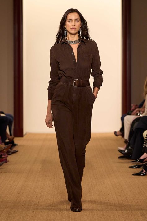 Ralph Lauren Fall 2024 Ready-to-Wear https://www.vogue.com/fashion-shows/fall-2024-ready-to-wear/ralph-lauren/slideshow/collection#30 Ralph Lauren Runway, Brown Outfits, Yeezy Fashion, Ralph Lauren Fall, Moda Outfit, Fresh Outfits, Fall 24, Capsule Outfits, Brown Outfit