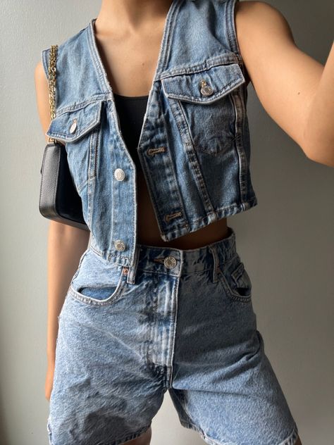 Gilet Outfit Women, Denim Vest Style, Vest Outfits Aesthetic, Jean Vest Outfits, Outfit Ideas Oversized, Denim Vest Outfit, Festival Fashion Outfit, Outfit Elegantes, Jeans West