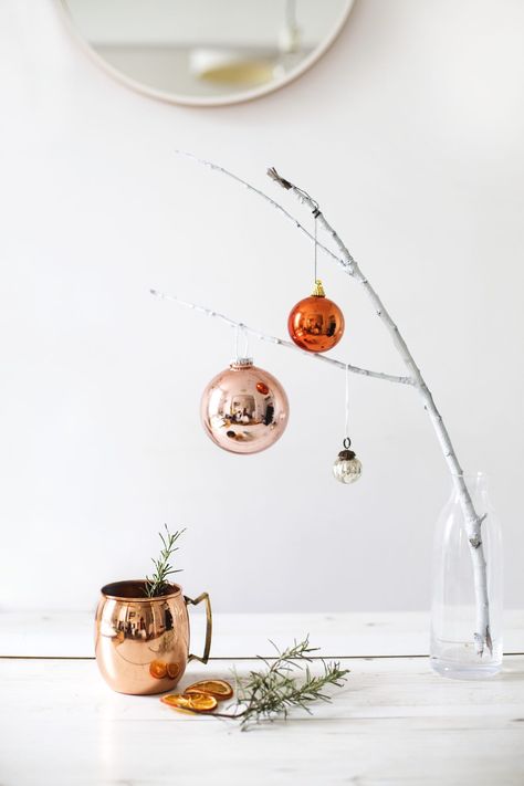 15 Easy Minimalistic Christmas Decor Ideas | These minimalistic Christmas decor DIYs are AMAZING! I love every single one of them and can’t wait to make them and decorate my home for the holidays. I love how easy and inexpensive they are to make too! These simple DIY decorations remind me of Scandinavian style decor! #christmastime #christmasdiy #christmasdecor #minimalistic #minimalmood Diy Christmas Mantel, Minimalist Christmas Decor, Minimalist Christmas Tree, Wooden Christmas Decorations, Scandi Christmas, Alternative Christmas Tree, Diy Christmas Decorations Easy, 12 December, Minimalist Christmas