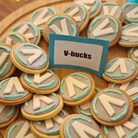 V Bucks Cookies, Fortnite Birthday Party Snacks, Fortnite Snacks, Fortnight Cake, Fortnite Cookies, Fortnite Food, Fortnite Birthday Party Ideas, Fortnite Cake, Eleventh Birthday