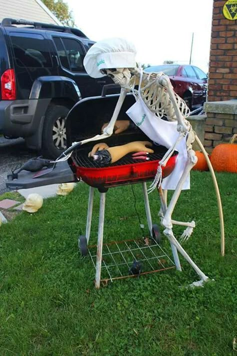 55+ Halloween Front Yard Decor Ideas That Will Give a Haunted Feel to Your House - Gravetics Front Yard Decor Ideas, Halloween Front Yard, Skeleton Ideas, Yard Decor Ideas, Halloween Camping, Front Yard Decor, Halloween Outside, Creepy Halloween Decorations, Halloween Tattoo