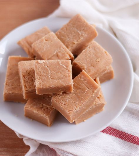 FUDGE: STEP BY STEP WITH VIDEO Fudge Recipe Condensed Milk, Vanilla Fudge Recipe, Recipe Condensed Milk, Vanilla Fudge Recipes, Easy Microwave Fudge, Homemade English Muffins, Microwave Fudge, Vanilla Fudge, Healthy Recipes Easy Snacks