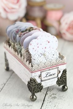 Cute Room Storage Ideas, Small Boxes Crafts, Vintage Craft Room Ideas, Craft Box Ideas, Wine Gift Wrap, Shabby Chic Cards Handmade, Present Wrapping Ideas, Vintage Craft Room, Wrapping Hacks