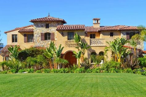 10 Spanish-Style Homes - Exterior and Interior Examples & Ideas (Photos) Bedroom Spanish Style, Spanish Style Interiors, Spanish Style Home Exterior, Spanish Style Bedroom, Spanish Haciendas, Spanish Style Bathrooms, Spanish Style Kitchen, Spanish Style Decor, Nevada Homes