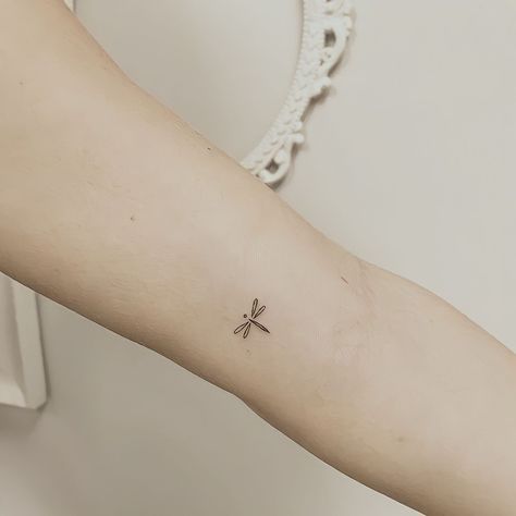 Firefly Tattoo Small Simple, Dragonfly Tattoo Danty, Dragonfly Tattoo Tiny, Small Firefly Tattoo, Minimal Dragonfly Tattoo, Dragonfly Tattoo Minimalist, Firefly Tattoo Simple, Tiny Dragonfly Tattoo, Small Elegant Tattoos