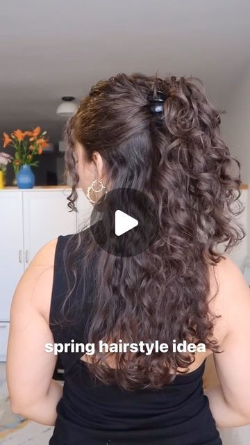 Curly.evee on Instagram: "Comment “CLIP” and I’II DM you the link to the claw clip right now! And the 2 pack is on sale for $5 ❤️

#curlyhair #hairstyle #hairtutorial #hair #hairlook #hairinspo #hairvideos #curls #curly.evee #curlsoncurls #curlscurlscurls" Hell N Back, G Hair, The Claw, Spring Hairstyles, Hair Tutorials, Claw Clip, Hair Videos, Hair Looks, Hair Tutorial