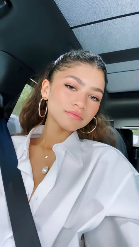 Zendaya Pictures, Mode Zendaya, Estilo Zendaya, Zendaya And Tom Holland, Natural Prom Makeup, Zendaya And Tom, Zendaya Outfits, Tom Holland Zendaya, Zendaya Style