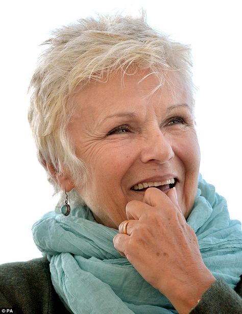 Women Aging Gracefully, Writing Love Letters, Icons Women, Actresses With Black Hair, Style Icons Women, Ageing Gracefully, Julie Walters, Ageless Beauty, Aging Beautifully