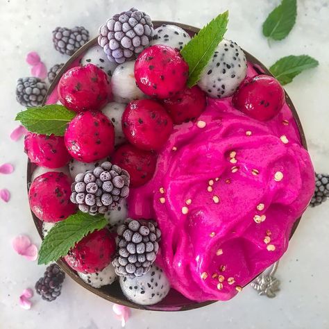 ᗪᗩᔕᕼᗩ on Instagram: “Hope everyone is having a great Thursday!  How about this delicious pitaya nicecream bowl?  It’s super hot 🥵 on our end so this bowl is…” Smoothie Bowl With Dragon Fruit, Dragon Fruit Yogurt Bowl, Dragon Fruit Smoothie Bowl, Pitaya Smoothie Bowl, Pitaya Smoothie, Smoothie Bowl Berry, Calorie Calculator, Super Smoothies, Colorful Ice Cream