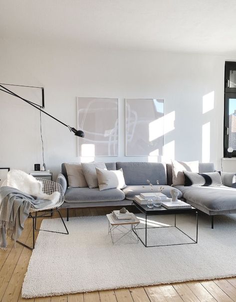 Die ganz große Dielenliebe, wunderbare Design Schätzchen und ein 4-Zimmer Altbau, der mit monochrom reduzierter Klarheit alles andere als kühl wirkt: Heute Vitra Sofa, Anthropologie Living Room, Living Room Inspo, Living Room Inspiration, Living Room Interior, Wall Art Living Room, Living Room Art, Room Interior, Vienna