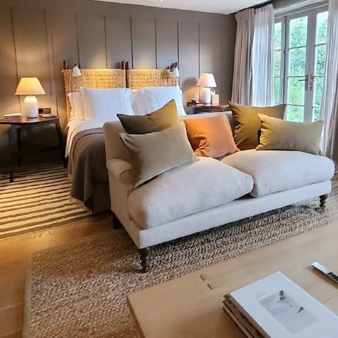 English Bedroom, Heckfield Place, Cottage Style Bedroom, Modern English Country, Countryside Hotel, Moody Colors, English Country Style, Modern English, Cottage Bedroom