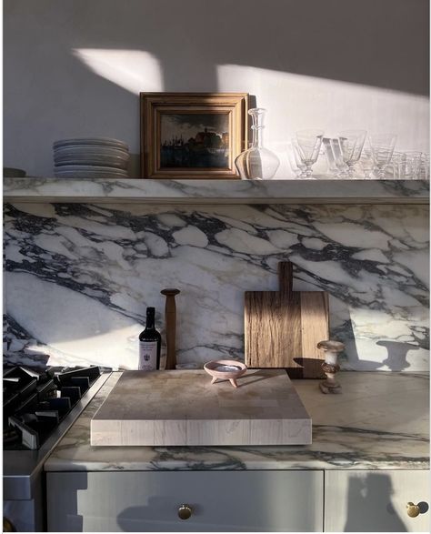 Autumn Interior, Athena Calderone, Blog Design Inspiration, Marble Kitchen, Dinner Prep, Marble Countertop, Amber Interiors, Kitchen Marble, Beautiful Plates