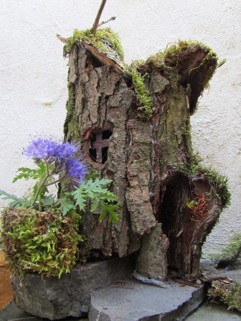 fairy house Bark Fairy House, Fairy House Diy Natural Materials, Fair Garden, Fairy Things, Fairy Ideas, Fairy Tree Houses, Fairy House Crafts, Fairy Garden Furniture, Fairy House Diy