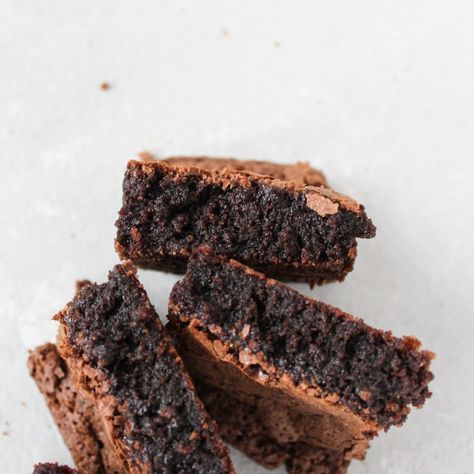 Brownies With Oil, Brownie Recipe With Oil, Healthy Banana Brownies, Small Batch Brownies, Chocolate Walnut Brownies, Cocoa Powder Brownies, Moist Brownies, Banana Brownies, Perfect Brownies