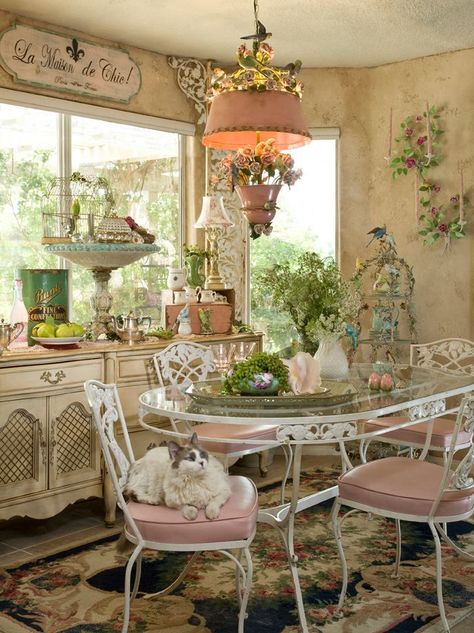 The house is in Apple Valley, California. Magazine is Casa Romantica, Shabby Chic N.3 Shabby Chic Apartment, Cocina Shabby Chic, Shabby Chic Dining Room, Chic Dining Room, Shabby Chic Dining, Cottage Shabby Chic, Apartment Chic, Shabby Chic Living, Decor Shabby Chic