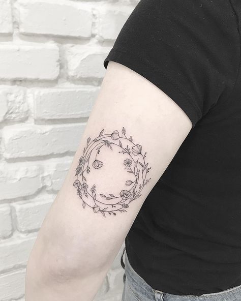 Birth Flower Circle Tattoo, Birth Flower Wreath Tattoo, Circular Floral Tattoo, Circle Of Flowers Tattoo, Family Circle Tattoo, Round Floral Tattoo, Circular Flower Tattoo, Floral Ring Tattoo, Circle Shoulder Tattoo