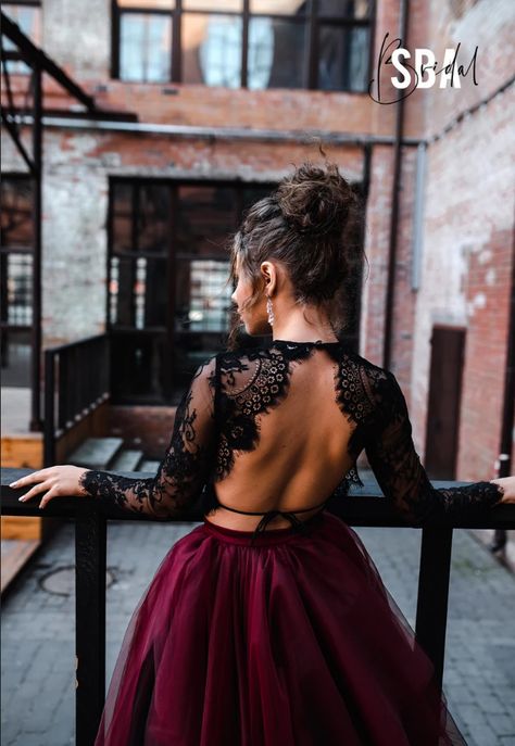 Wine Wedding Dresses, Burgundy Wedding Dress, Ombre Skirt, Gothic Gowns, Top In Pizzo, Gonna In Tulle, Tiered Tulle Skirt, Open Back Wedding, Black Lace Crop Top