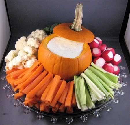 Veggie Tray for Abbey's Bday (Freeze pumpkin for 24 hours after carving to keep dip cold during party) Party Food Ideas For Kids, Snack Halloween, Plat Halloween, Fall Appetizer, Food Ideas For Kids, Halloween Party Food Ideas, Recetas Halloween, Zebra Party, Halloween Party Food