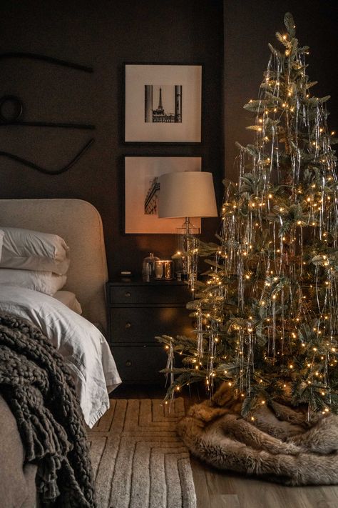 Christmas Tree Without Ornaments, Christmas Tree Inspo, Tinsel Christmas Tree, Decorating Bedroom, Bedroom Christmas, Minimalist Christmas Tree, Tinsel Tree, Christmas Interiors, Christmas Bedroom