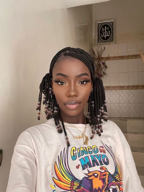 Short Knotless Braids With Beads Medium, Blackwomen Hairstyle Braids, Y2k Hairstyles Braids Beads, Bead Hairstyle Black Women, Small Box Braids With Beads, Cute Knotless Braids, Knotless Braids With Beads Hairstyles, Braids With Beads Hairstyles, Knotless Braids With Beads