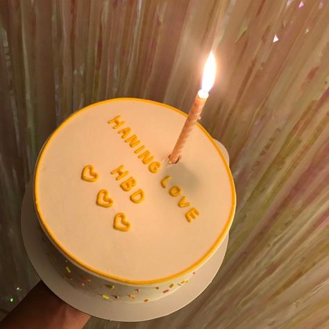 Cake Birthday Korea Simple, Cake Birthday Korea, Korea Cake, Cakes Simple, 14th Birthday Cakes, Aesthetic Cake, Pastel Cakes, Korean Cake, Yellow Pastel