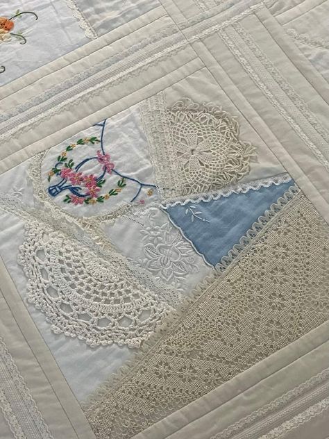 What To Do With Grandmas Doilies, Quilt With Lace, Lace Quilts Ideas, Doily Quilts, Doily Quilt, Lace Quilt, Vintage Handkerchiefs Crafts, Handkerchief Crafts, Shabby Chic Quilts