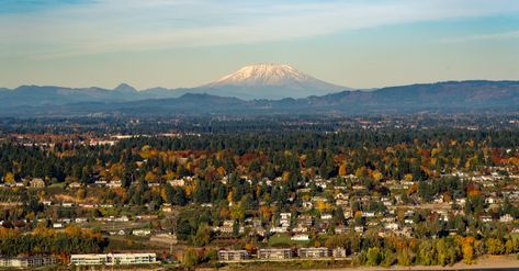 14 Reasons I Decided To Retire In Vancouver, Washington - TravelAwaits Carolina Do Norte, Vancouver City, Famous Waterfalls, Vancouver Washington, San Juan Island, Outdoor Education, Alaska Airlines, Old Town Square, Columbia River Gorge