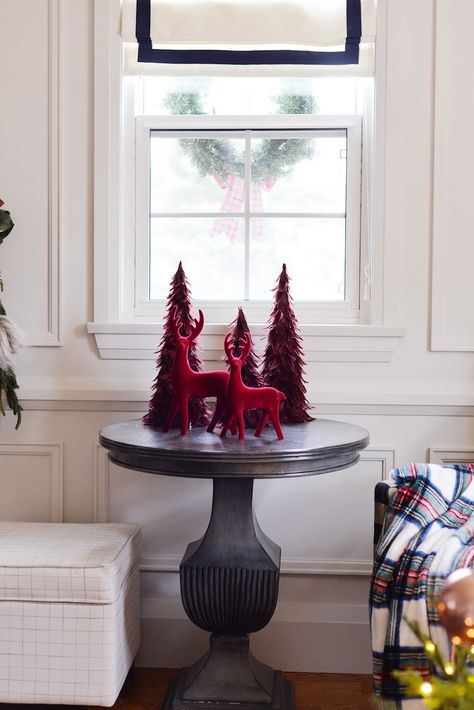 Diy Thanksgiving Table Settings, Christmas Decor Red And White, Table Settings Neutral, Townhouse Christmas, Christmas Living Room Decorating Ideas, Decor With Pinecones, Cozy Living Room Christmas, Christmas Living Room Decorations, Room Decorated For Christmas