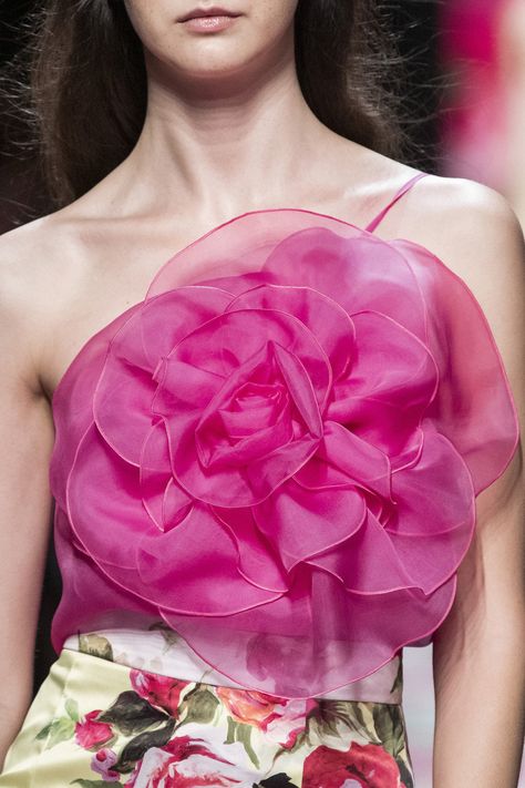 Flower Petal Dress, Milan Fashion Week Spring 2020, Making Fabric Flowers, Jeans Outfit Fall, Fashion Week Spring 2020, Handmade Flowers Fabric, Fancy Tops, Fashion Top Outfits, Ideas Outfit