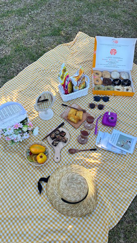 Piknik Date, Aesthetic Picnic Food, Picnic Date Food, Date Food, Picnic Planning, Picnic Inspo, Park Aesthetic, Aesthetic Picnic, Picnic Day