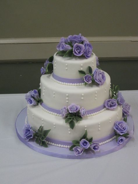 Lilac Wedding Cake, Wedding Cakes Lilac, Roses Wedding Cake, Lavender Wedding Cake, Cake With Strawberry, Quinceanera Cakes, Purple Wedding Cakes, Wedding Cake Roses, Purple Cakes