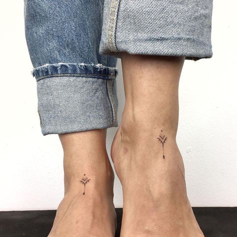 People With Tattoos, Trend Tattoo, Minimalism Photography, Handpoke Tattoo, Muster Tattoos, Strength Tattoo, Small Girl Tattoos, Tattoed Girls, Tattoo Girl