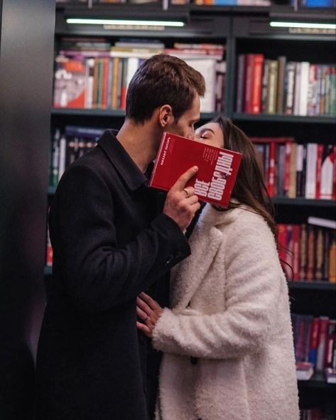 Library Photoshoot Ideas Couple, Library Couple Aesthetic, Library Engagement Pictures, Library Couple, Bookstore Photoshoot, Library Shoot, Bookish Photos, Library Photoshoot, Engagement Photo Book