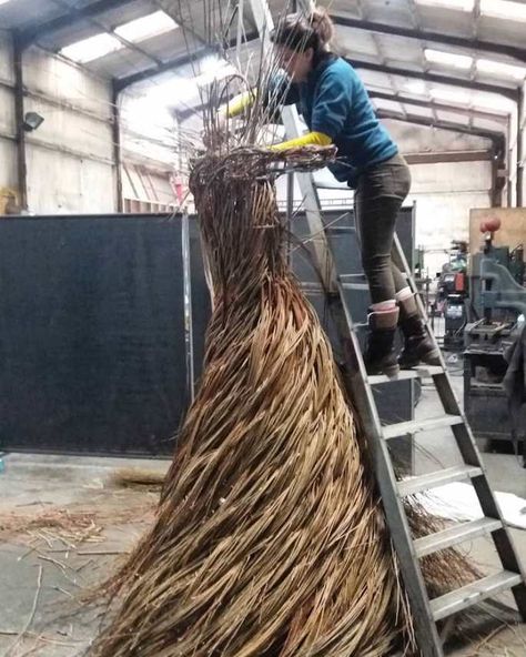 Willow Sculpture, Willow Art, Tre Kunst, Twig Art, Willow Weaving, Driftwood Sculpture, Stick Art, Garden Art Sculptures Diy, Outdoor Sculpture