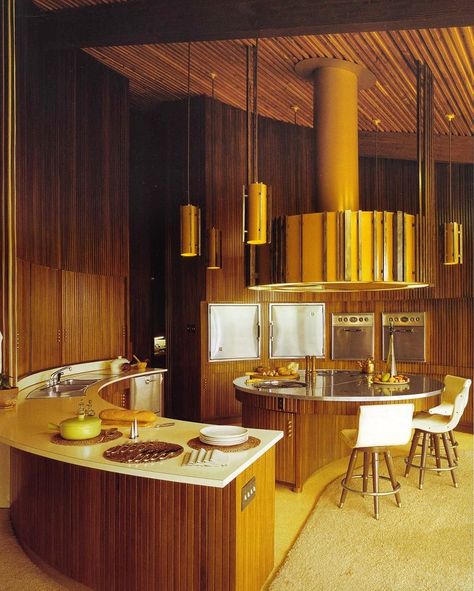 Gold and wood midcentury - unusual kitchen. Round kitchen. Kitchen peninsula 70s House, 70s Interior, Retro Interior Design, Casa Vintage, Mid Century Modern Kitchen, Mid Century Kitchen, Retro Interior, Design Del Prodotto, Mid Century Decor